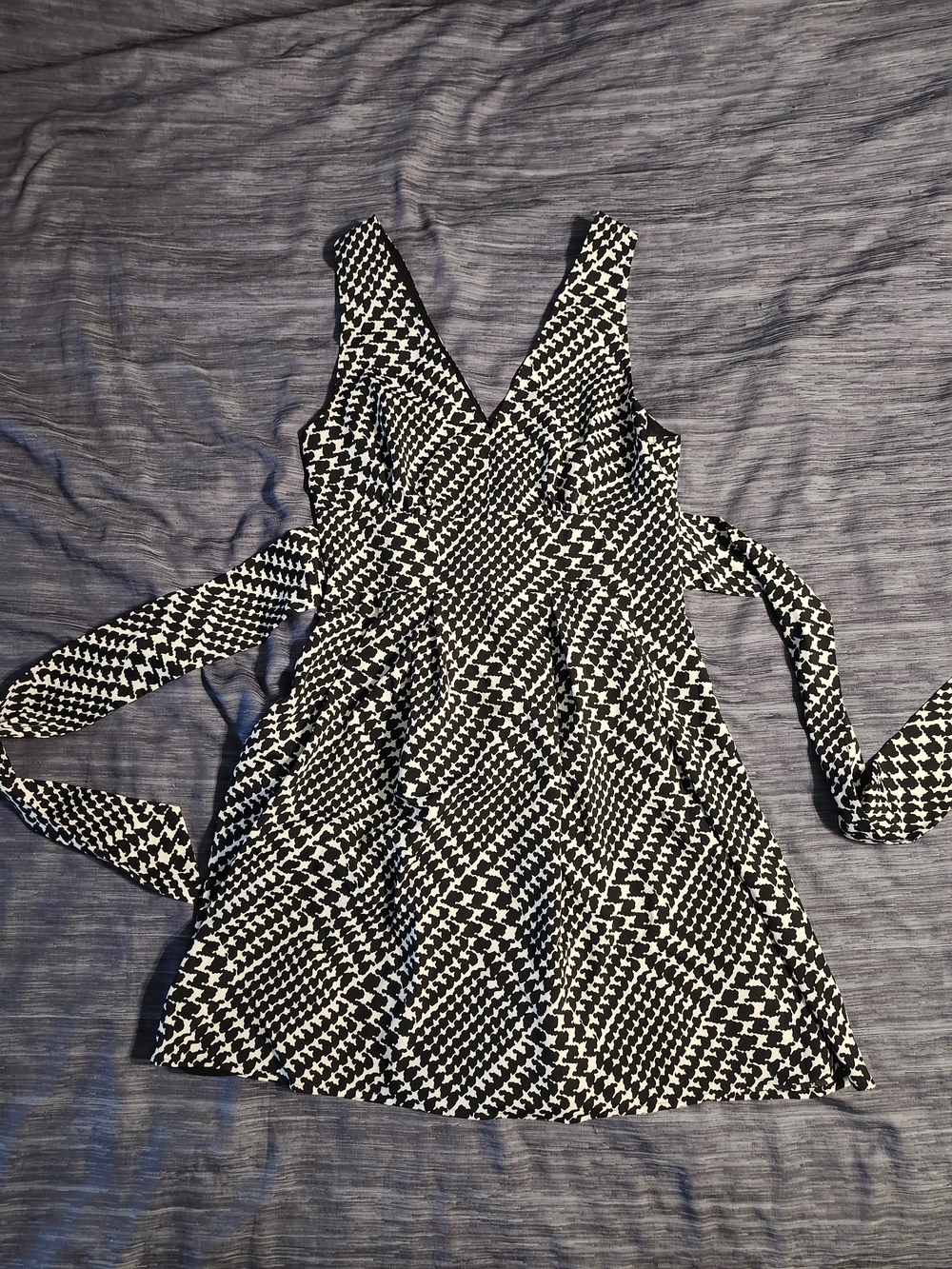 Black & White Geometric V-Neck Women's Dress
